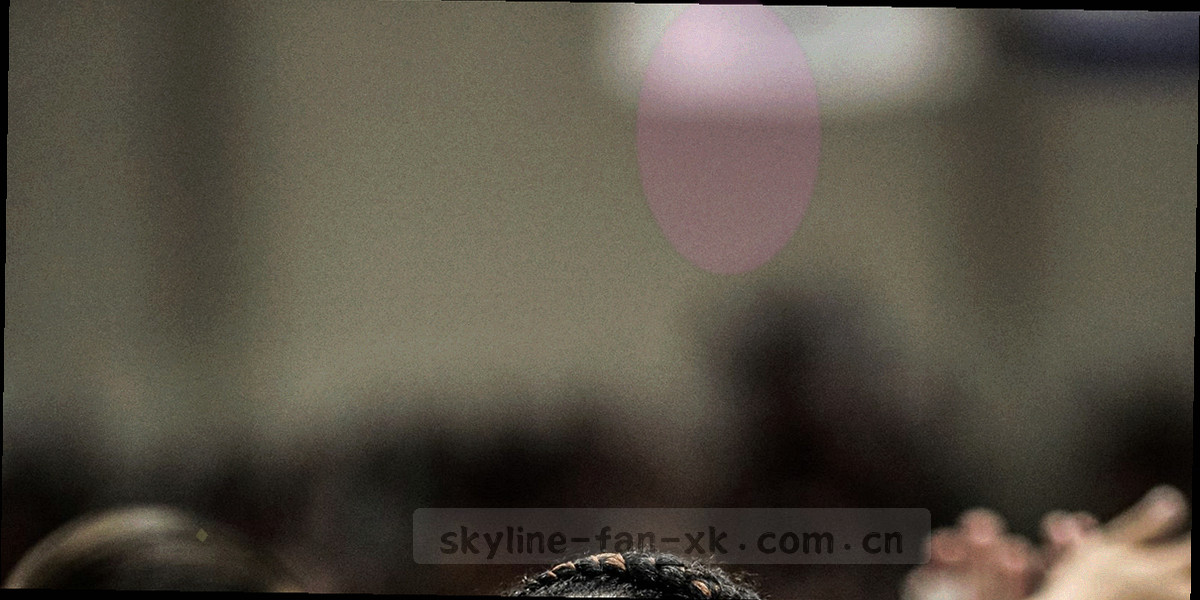 星空体育标志叠加在星空背景上，金色星点与深空蓝渐变构成品牌主视觉